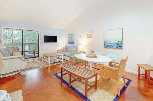 Charming second-floor retreat with a full kitchen and balcony view