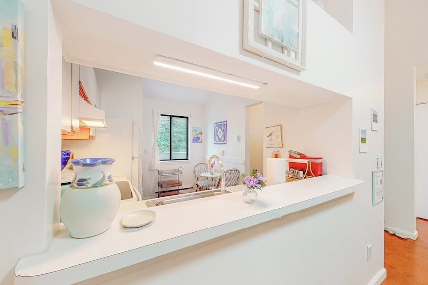 Charming Second-floor Retreat With A Full Kitchen And Balcony View - 채텀