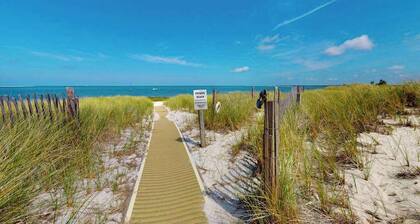 Bay view cottage w/ deck, gas grill & great view - steps to private beach