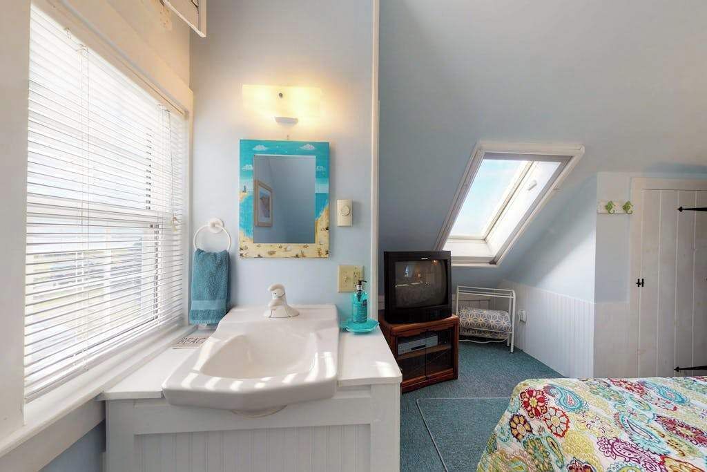 Desk, iron/ironing board, WiFi, bed sheets