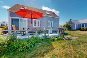 Outdoor dining - Bay view cottage w/ deck, gas grill & great view - steps to private beach (Barnstable)