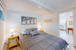 WiFi, bed sheets - Darling, secluded cottage with large yard - walk to Chatham & Lighthouse Beach (Chatham)