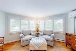 TV, DVD player, offices - Large, air-conditioned home with 3 decks & yard - 3/4 mile to Covell's Beach (Centerville)