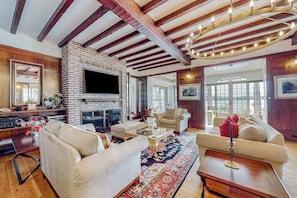 TV, DVD player, offices - Capeview Estate | House in Bourne with Water Views & Deck (Bourne)