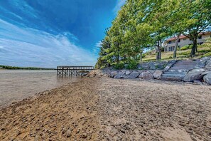 On the beach - Capeview Estate | House in Bourne with Water Views & Deck (Bourne)