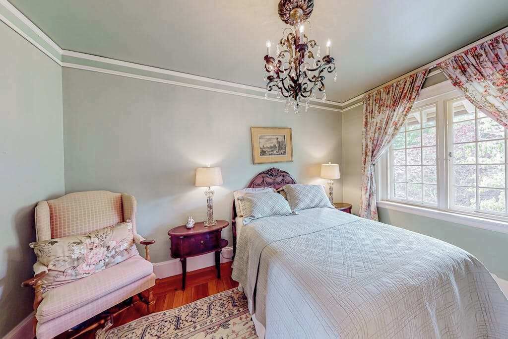 Tabla de planchar con plancha, wifi, ropa de cama