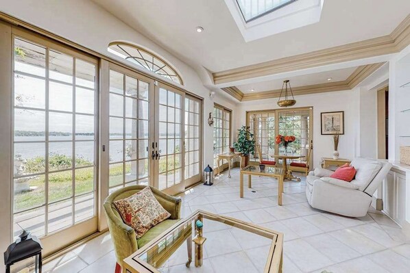 TV, DVD player, offices - Capeview Estate | House in Bourne with Water Views & Deck (Bourne)