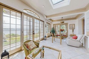 TV, DVD-spiller og kontorer