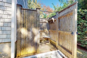 Property grounds - Private Cape house close to the beach with patio, W/D, & AC (Barnstable)
