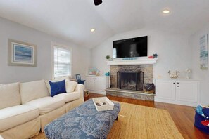 TV, fireplace, offices - Private Cape house close to the beach with patio, W/D, & AC (Barnstable)