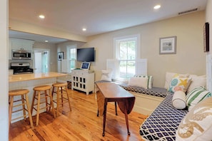 TV, offices - Welcoming home on Main St. with screened porch & large yard - 1 dog OK (Cotuit)