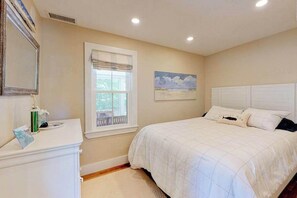Iron/ironing board, WiFi - Welcoming home on Main St. with screened porch & large yard - 1 dog OK (Cotuit)
