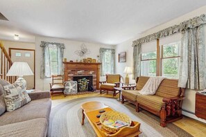TV, DVD player, offices - Home in a bayside neighborhood with 2 large decks - walk to beaches (Dennis)