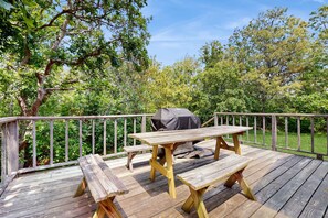 Outdoor dining - Home in a bayside neighborhood with 2 large decks - walk to beaches (Dennis)