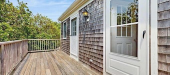 Home in a bayside neighborhood with 2 large decks - walk to beaches