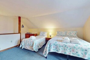 WiFi, bed sheets - Dog-friendly duplex with decks, fast WiFi & centralAC - walk to Sea Street Beach (Dennis Port)