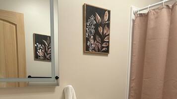 Douche, sĂšche-cheveux, serviettes fournies, papier toilette