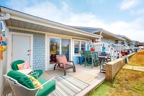 Outdoor dining - Seaside condo with patio, beach access, loft, board games, gas grill, & firepit (Chatham)