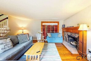 TV, offices - Quintessential Cape Cod Home. Beautiful Beaches, Chip Shot to Golf and Town (Dennis)