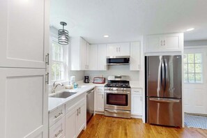 Fridge, microwave, oven, stovetop - Quintessential Cape Cod Home. Beautiful Beaches, Chip Shot to Golf and Town (Dennis)