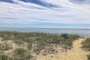 Beach nearby - Family-Friendly Home w/Furnished Deck, Gas Grill, Free WiFi, Beach Access (Mashpee)