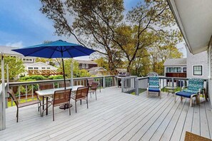 Outdoor dining - Family-Friendly Home w/Furnished Deck, Gas Grill, Free WiFi, Beach Access (Mashpee)