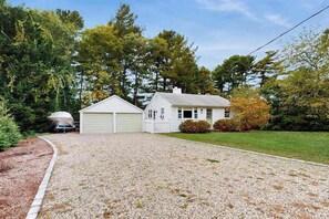 Exterior - Cozy dog friendly cottage: close to beaches & large fenced yard (Cotuit)