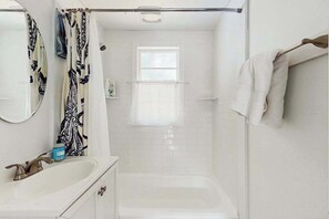 Shower, hair dryer, towels - Cozy dog friendly cottage: close to beaches & large fenced yard (Cotuit)