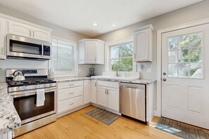 Fridge, microwave, oven, stovetop - Newly built bayview home, steps to dock/launch on Great Pond - small dogs OK (Falmouth)