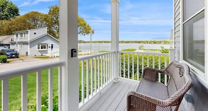 Newly built bayview home, steps to dock/launch on Great Pond - small dogs OK