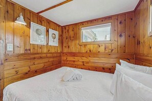 WiFi, bed sheets - Charming cottage with private W/D, wifi + minutes to beach (Dennis)
