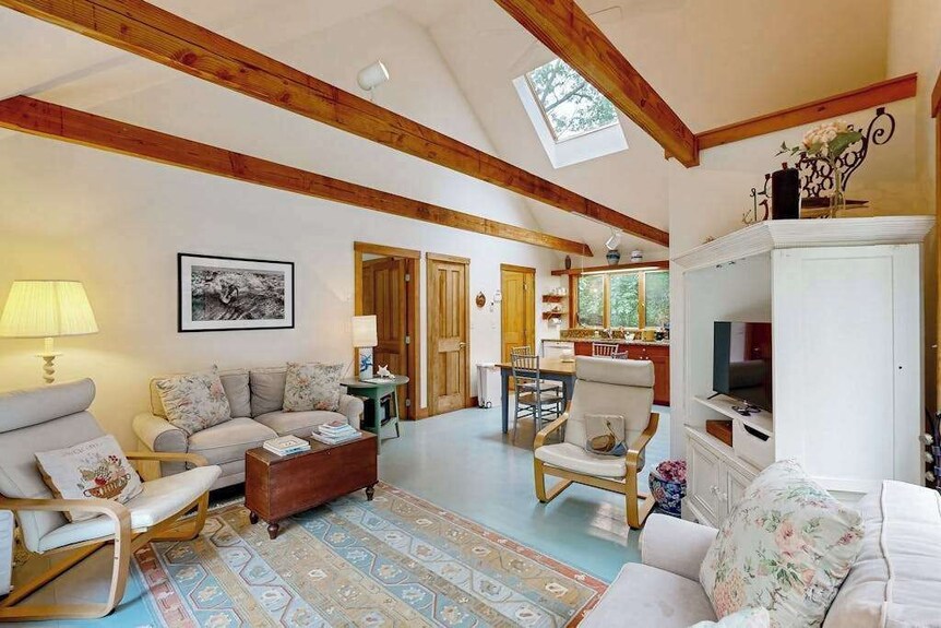 Peaceful, Dog-friendly Home On 3 Acres With Lovely Yard, Near Beaches - Chilmark, MA