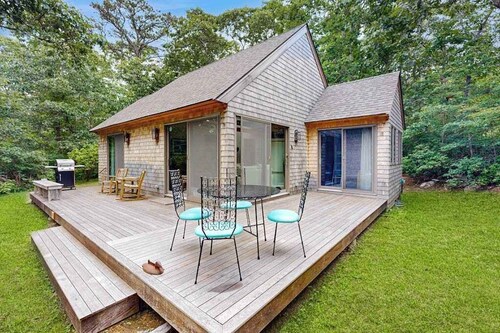 Peaceful, dog-friendly home on 3 acres with lovely yard, near beaches