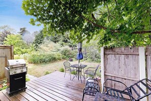 Outdoor dining - Cottage near Cape Cod National Seashore with firepit, grill, kitchenette, & AC (Eastham)
