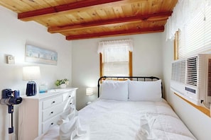 Iron/ironing board, WiFi, bed sheets - Cottage near Cape Cod National Seashore with firepit, grill, kitchenette, & AC (Eastham)