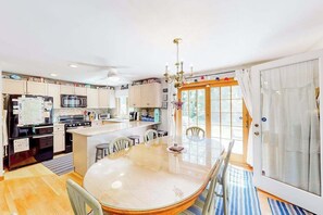 Fridge, microwave, oven, stovetop - Charming retreat near the ocean with W/D, games, & trails (Eastham)