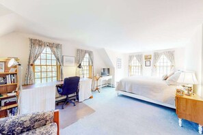Desk, iron/ironing board, travel cot, WiFi - Charming retreat near the ocean with W/D, games, & trails (Eastham)