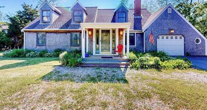 Charming retreat near the ocean with W/D, games, & trails