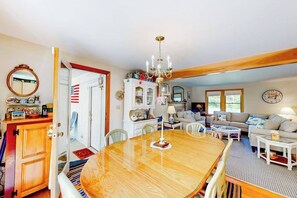 Dining - Charming retreat near the ocean with W/D, games, & trails (Eastham)