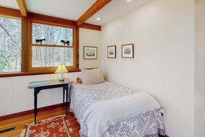 WiFi, bed sheets - Gorgeous woodland home with deck & firepit - walk to ocean bluffs & Rail Trail (Eastham)
