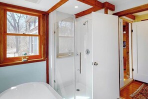 Shower, hair dryer, towels - Gorgeous woodland home with deck & firepit - walk to ocean bluffs & Rail Trail (Eastham)