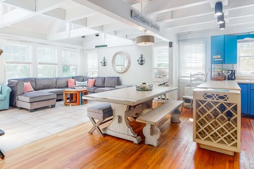 Dog-friendly home with beautiful deck & AC - close to 3 towns & great beaches