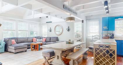 Dog-friendly home with beautiful deck & AC - close to 3 towns & great beaches