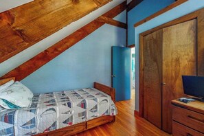 Escritorio, tabla de planchar con plancha, wifi y ropa de cama 