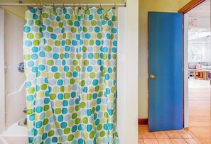 Douche, séchoir à cheveux, serviettes fournies