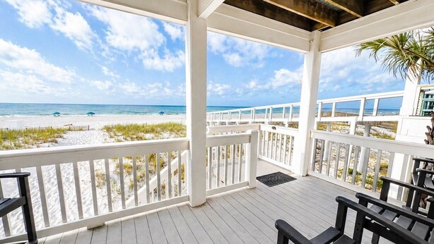 Eine überdachte Terrasse mit Blick auf Strand und Meer.