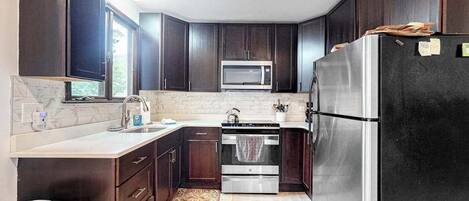 Geladeira, micro-ondas, fogão, cooktop