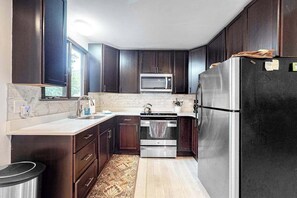 Fridge, microwave, oven, stovetop - Adorable Home on a Grassy Lot w/ Free WiFi, Two Living Areas, & a Full Kitchen (Falmouth)