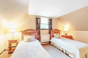 WiFi, bed sheets - Adorable Home on a Grassy Lot w/ Free WiFi, Two Living Areas, & a Full Kitchen (Falmouth)