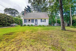 Exterior - Adorable Home on a Grassy Lot w/ Free WiFi, Two Living Areas, & a Full Kitchen (Falmouth)